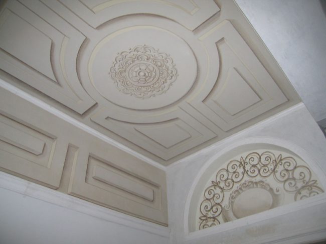 Soffitto con Rosone e decori classici