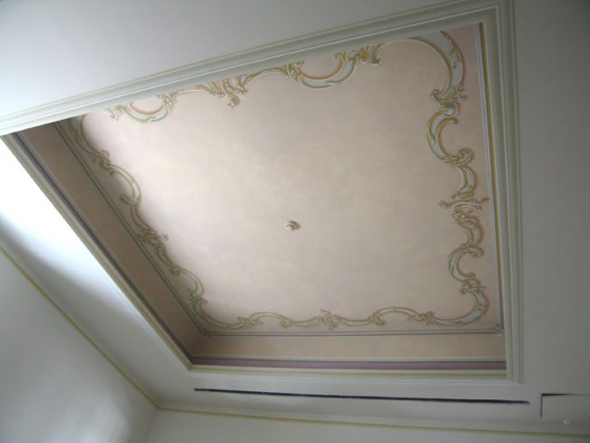 Soffitto con decoro perimetrale