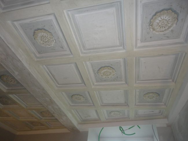 Soffitto a cassettoni patinati