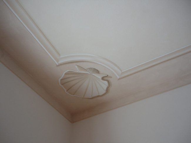 Conchiglia angolare su soffitto