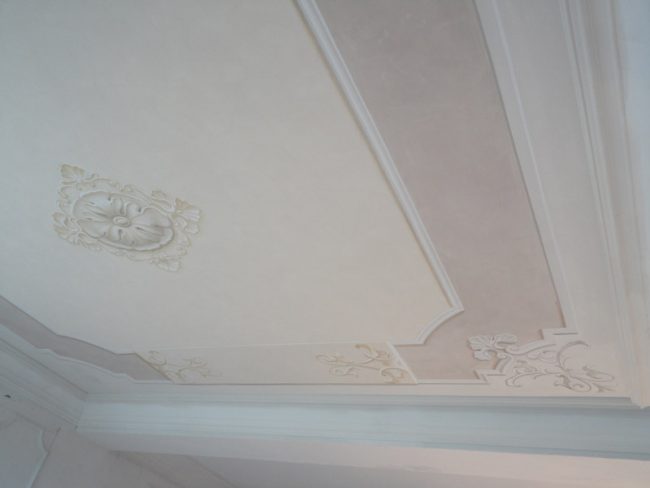 Soffitto con angolari e rosone centrale