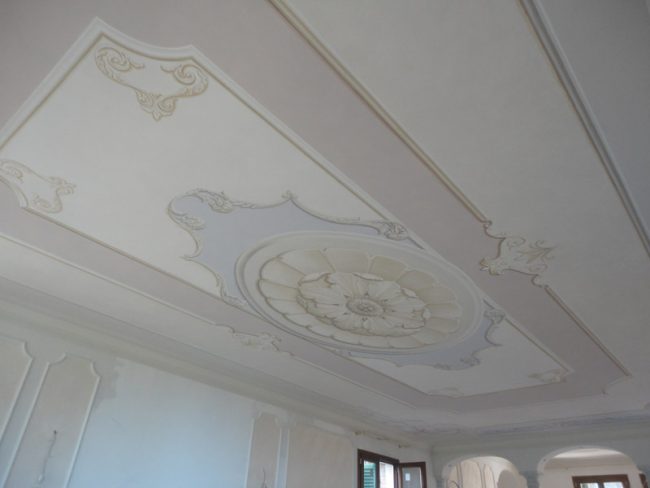 Soffitto con rosone centrale