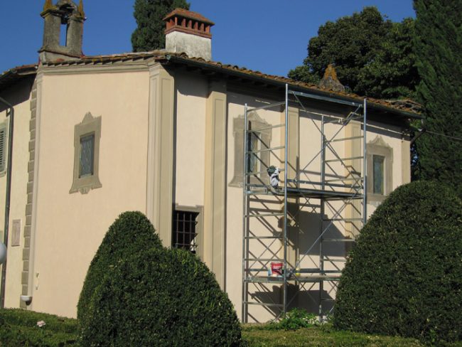 Finta finestra sulla parete della chiesa in Villa privata