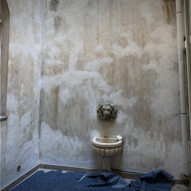 Decori su parete con tecnica trompe l'oeil in chiostro abitazione in Toscana